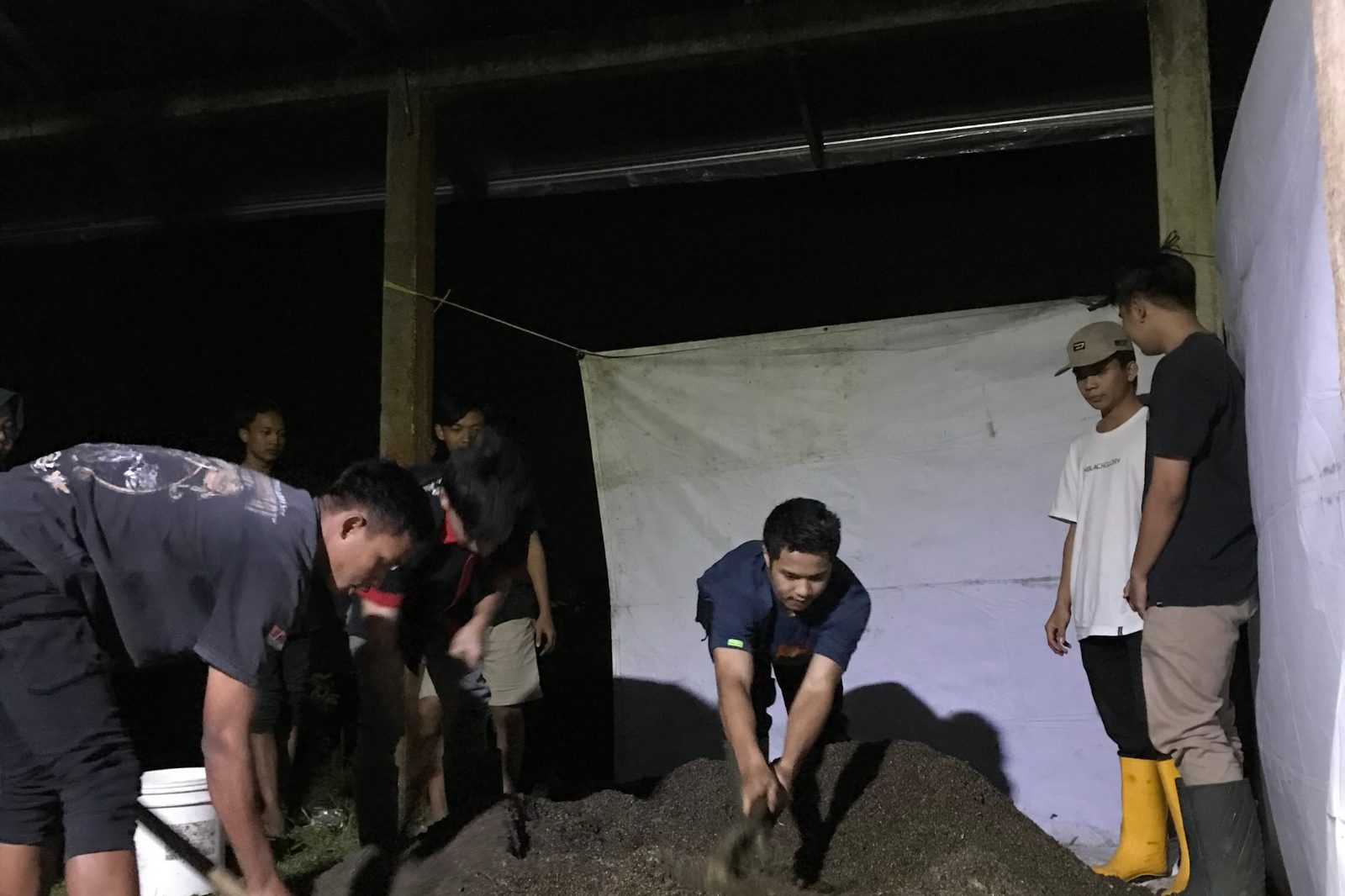 TIM PPK ORMAWA UPM Mendorong Peternak Kambing Berbasis Zero Waste di Desa Melung