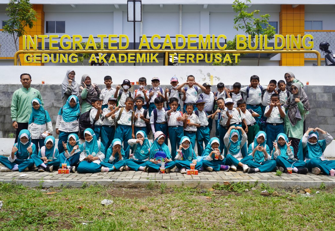 Perkaya Pengetahuan Peternakan,  Murid Sekolah Dasar Islam Terpadu Harapan Bunda II Berkunjung ke Experimental Farm Fapet Unsoed