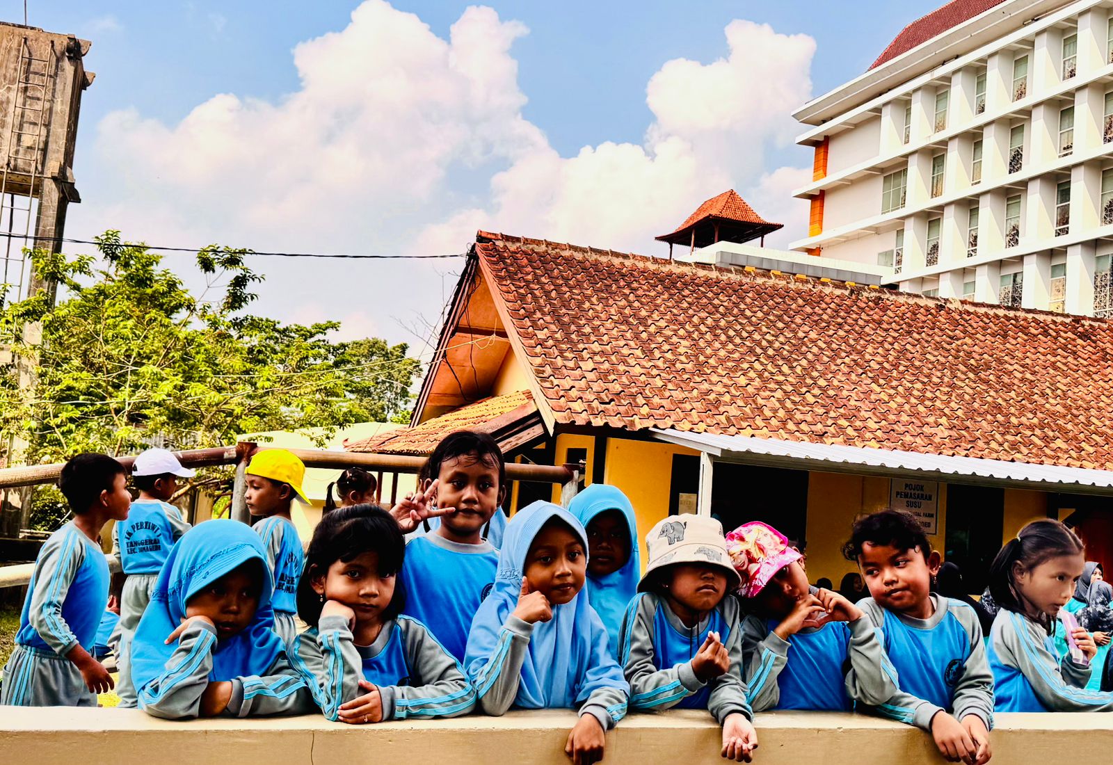 “TK Pertiwi 1 Tanggeran Somagede Kunjungi Exfarm Fakultas Peternakan Unsoed, Siswa Belajar Langsung Mengenal Ternak”