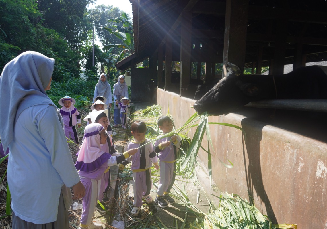 Teaching&Experimental Farm Fapet Unsoed, Terima Kunjungan Anak-Anak PAUD Bina Anak Sholeh Jatiwinangun