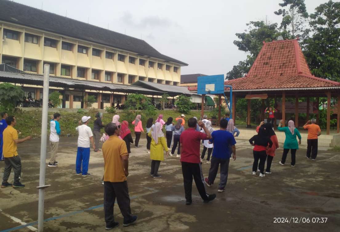 Untuk Menjaga Kebugaran Tubuh, Staff Fapet Melaksanakan Kegiatan Senam Pagi